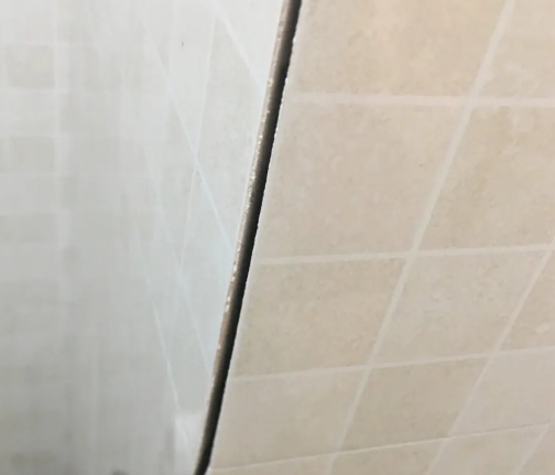都兰瓷砖空鼓维修公司分享阳台瓷砖脱落的修复过程可以分为以下几个步骤