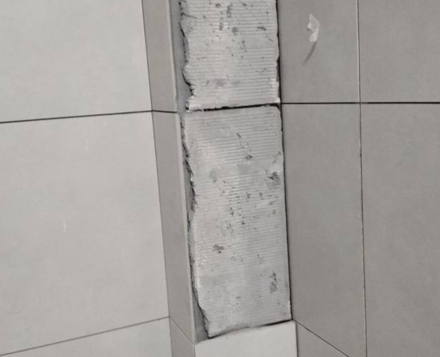 都兰瓷砖空鼓维修公司分享下瓷砖施工前基层浇水润湿程度不足，可能导致以下问题