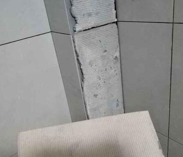 都兰瓷砖空鼓维修公司分享下厨房瓷砖脱落的补救措施。